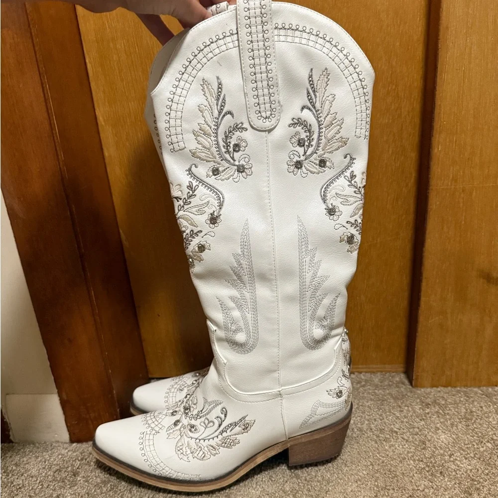 White Embroidered Cowboy / Cowgirl Boots - Picture 1 of 7